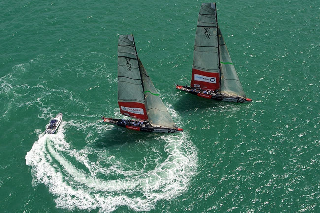 Team Origin contre BMW Oracle Racing
