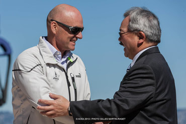 Stephen Barclay, CEO of ACEA, shakes hands with Mayor Edwin Lee. Photo:�2013 ACEA/Gilles Martin Raget